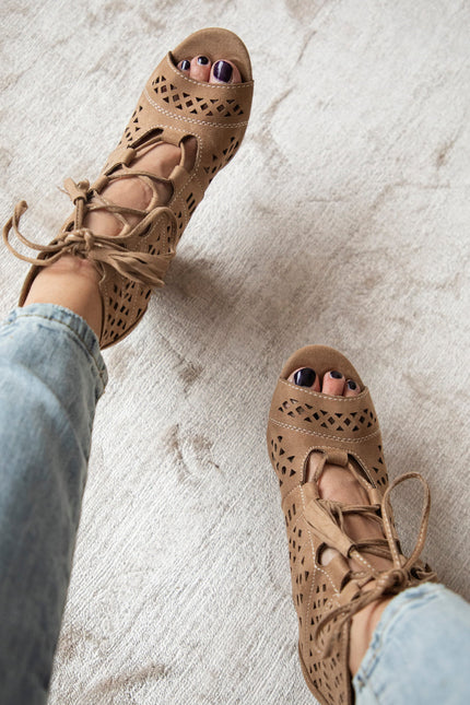 Ariana Camel - Heels