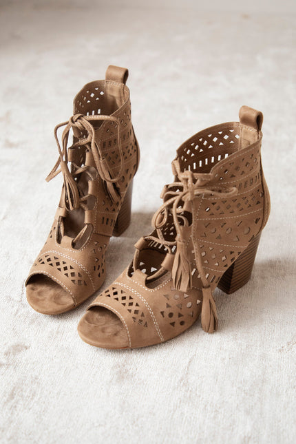 <h4>Shoes that fits your outfits</h4>